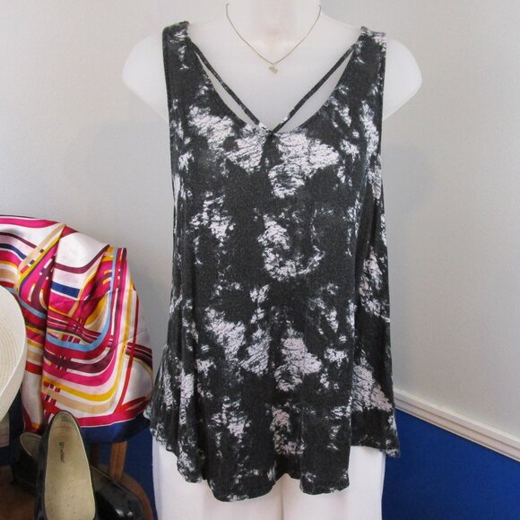 Mudd Black and White Tie Dye Relaxed Fit Tank - Picture 1 of 11